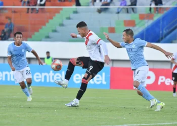 Roler Ferrufino controla la marca ante la presión de dos adversarios (APG)