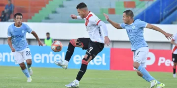 Roler Ferrufino controla la marca ante la presión de dos adversarios (APG)