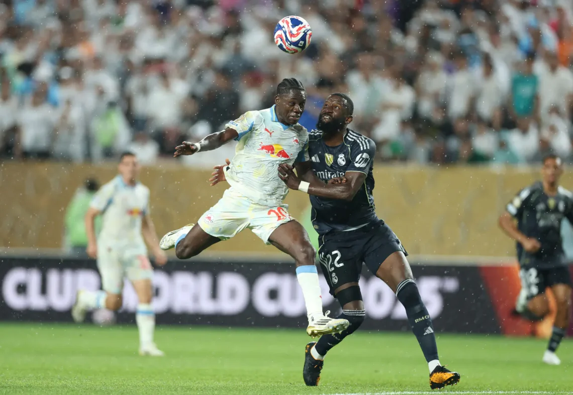 Una incidencia del partido entre Real Madrid y Salzburgo (AFP)