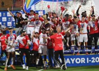 Los integrantes de Independiente de Santa Fe celebran el título logrado en la Dimayor (AFP).
