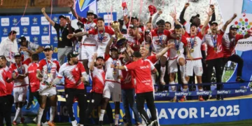 Los integrantes de Independiente de Santa Fe celebran el título logrado en la Dimayor (AFP).