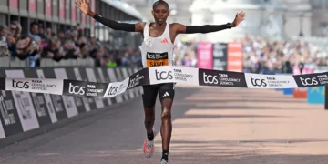 El maratonista keniano Sawe en una competencia anterior (AFP)