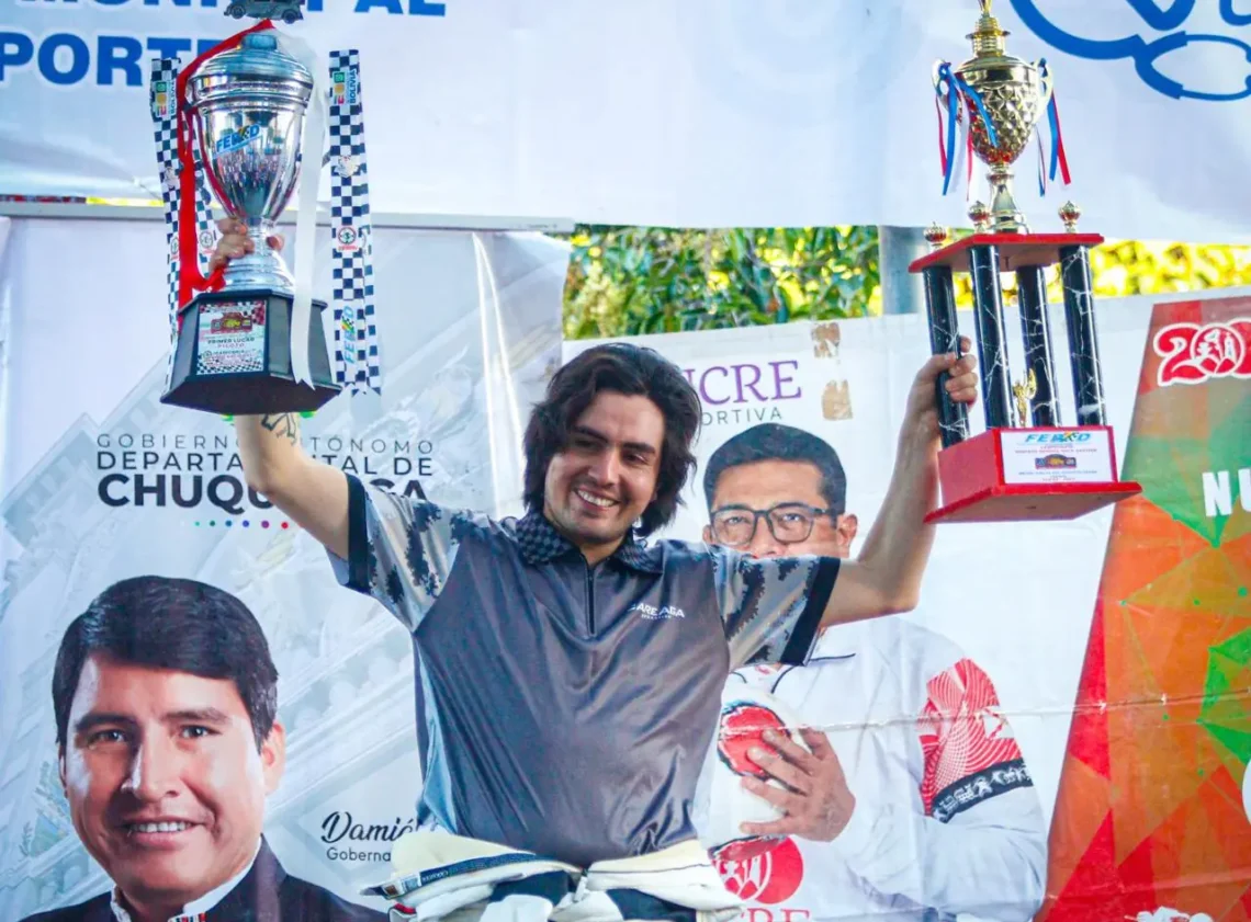 El piloto potosino Sebastián Careaga levanta los dos trofeos conquistados (Sebastián Careaga)