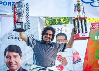 El piloto potosino Sebastián Careaga levanta los dos trofeos conquistados (Sebastián Careaga)