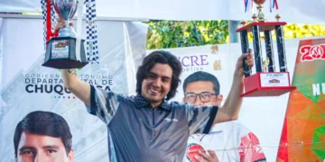 El piloto potosino Sebastián Careaga levanta los dos trofeos conquistados (Sebastián Careaga)