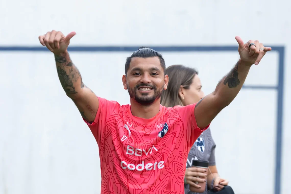 'Tecatito' Corona en un entrenamiento