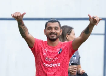 'Tecatito' Corona en un entrenamiento