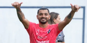'Tecatito' Corona en un entrenamiento