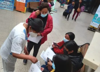 Personal de salud atiende a usuarios de la Terminal de Buses de La Paz. Foto: AMUN.