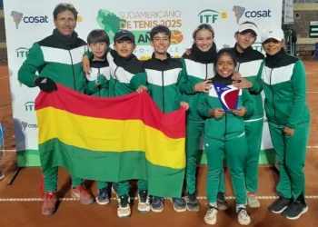 Un tenista boliviano menor de 12 años en plena competencia.