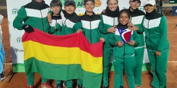 Un tenista boliviano menor de 12 años en plena competencia.