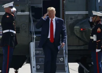 El presidente Donald Trump desciende del helicópetro presidencial. Foto: Archivo
