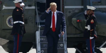 El presidente Donald Trump desciende del helicópetro presidencial. Foto: Archivo