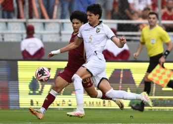 El zaguero boliviano Efraín Morales se anticipa a un rival venezolano.