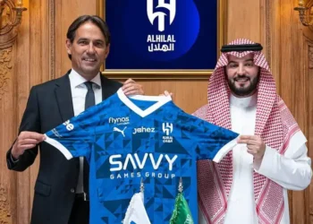 Simone Inzaghi con la camiseta de Al-Hilal