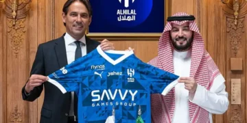 Simone Inzaghi con la camiseta de Al-Hilal