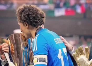 Guillermo Ochoa con el trofeo de la Copa Oro