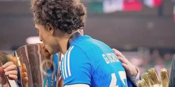 Guillermo Ochoa con el trofeo de la Copa Oro