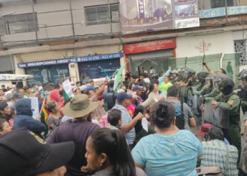 Policía resguarda los predios del TED Santa Cruz.