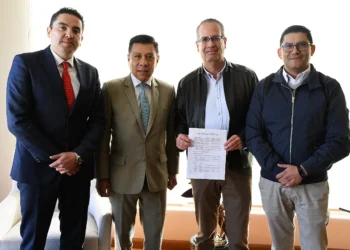 El convenio entre CEBBC y La Razón. Foto: Oswaldo Aguirre.