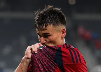 Manfred Ugalde celebra su gol