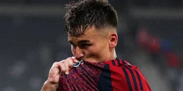 Manfred Ugalde celebra su gol