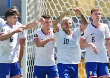 Jugadores de Estados Unidos celebran un gol