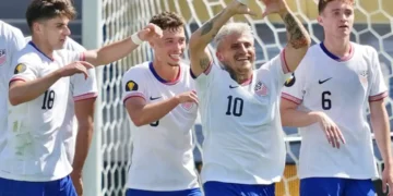 Jugadores de Estados Unidos celebran un gol