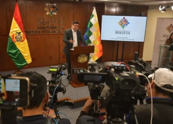 El ministro Marcelo Montenegro informa sobre el proyecto de ley. Foto: APG.