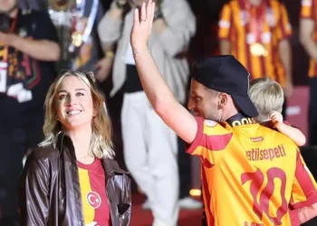 El futbolista belga con la camiseta de Galatasaray