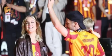 El futbolista belga con la camiseta de Galatasaray