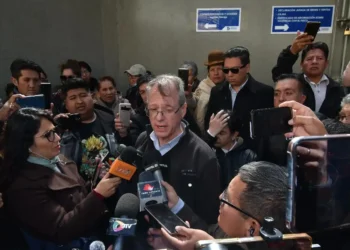 El precandidato Jaime Dunn es entrevistado por la prensa