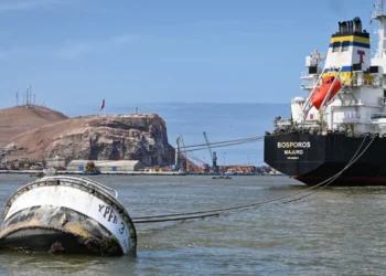Uno de los buques de los que YPFB descargó combustible. Foto: YPFB.