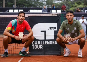 Federico Zeballos (izq.) y Boris Arias posan con sus trofeos tras lograr el campeonato (Challenger de Lima).
