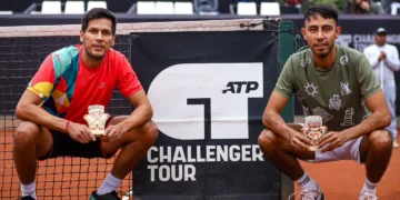 Federico Zeballos (izq.) y Boris Arias posan con sus trofeos tras lograr el campeonato (Challenger de Lima).