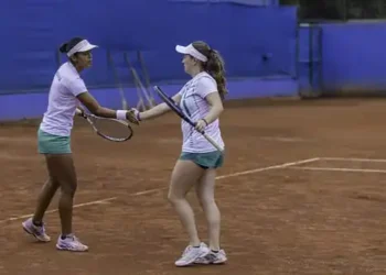 Las tenistas bolivianas Noelia Zeballos (izq.) se saluda con la paceña Natalia Trigosso este sábado en Lima. (Foto: Gino Salinas / Tenis al Máximo)