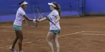 Las tenistas bolivianas Noelia Zeballos (izq.) se saluda con la paceña Natalia Trigosso este sábado en Lima. (Foto: Gino Salinas / Tenis al Máximo)