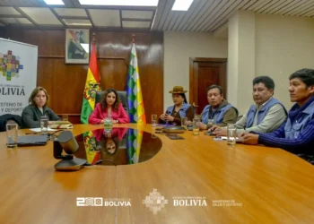 Reunión entre la ministra de Salud, María Renée Castro, y representantes de la Defensoría del Pueblo. FOTO: Ministerio de Salud