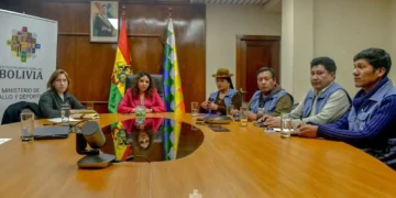 Reunión entre la ministra de Salud, María Renée Castro, y representantes de la Defensoría del Pueblo. FOTO: Ministerio de Salud