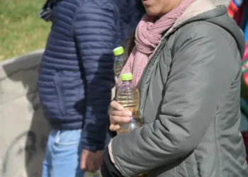 La Alcaldía de La Paz denuncia que revendedoras acapararon la compra de aceite en feria. FOTO: GAMLP