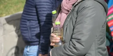 La Alcaldía de La Paz denuncia que revendedoras acapararon la compra de aceite en feria. FOTO: GAMLP