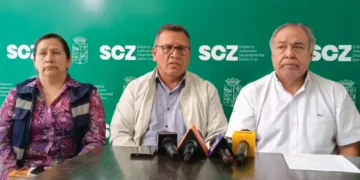 El viceministro de Vigilancia Epidemiológica, Max Enríquez, y autoridades de Salud de Santa Cruz. FOTO: Ministerio de Salud