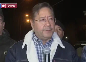 El presidente Luis Arce luego de visitar a los agredidos por grupos evistas. Foto: Captura Bolivia Tv.