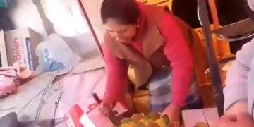 La vendedora de un mercado de Potosí destruyó botellas de aceite para evitar decomiso. FOTO:RRSS