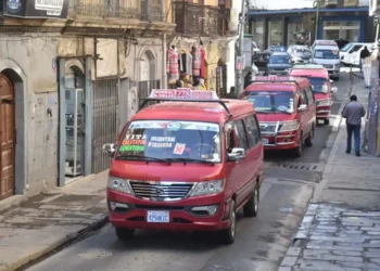 La calle Honda de la ciudad de La Paz es rehabilitada al tráfico vehicular. FOTO: GAMLP