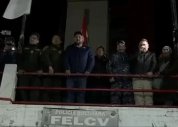 Policías y militares cumplen un minuto de silencio por los fallecidos. Foto: Captura Bolivia Tv.