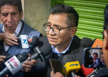 El defensor del Pueblo, Pedro Callisaya. brinda una conferencia de prensa.