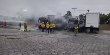 Tres camiones quedaron en cenizas tras un incendio en un garaje. FOTO: RRSS