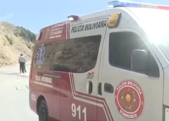 La ambulancia que atendió a los policías heridos. Foto: Bolivia Tv.