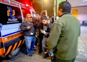 Bloqueadores atacaron a una ambulancia y a sus ocupantes en el sector de Khora, en Vinto, Cochabamba. FOTO: Ministerio de Salud
